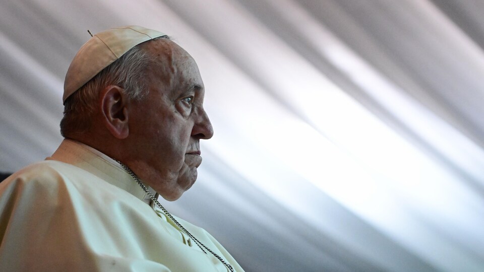 Gros plan sur le pape François, qui semble sérieux et songeur.