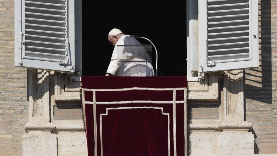 Le pape François quitte la fenêtre de ses appartements pontificaux d'où il donnait une allocution.  