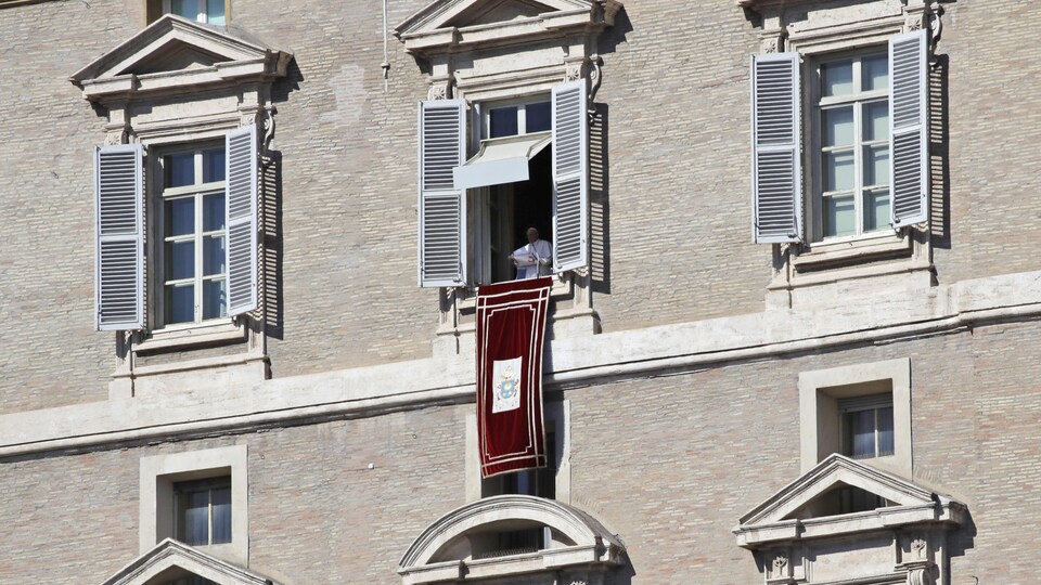 À la fenêtre, le pape François lors de son discours dimanche.