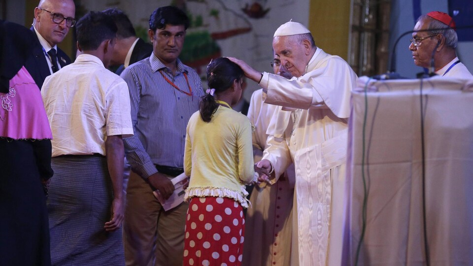 Le pape François avec des Rohingyas lors d'une rencontre interreligieuse à Dacca, au Bangladesh.