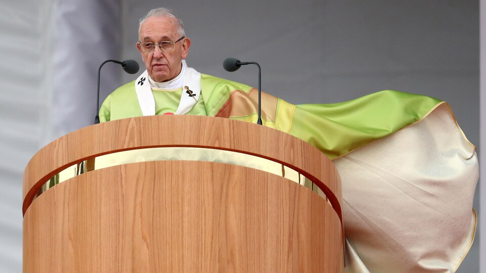Le pape François implore le pardon pour le « scandale et la trahison » ressentis par les victimes d'abus sexuels commis par des prêtres catholiques en Irlande.