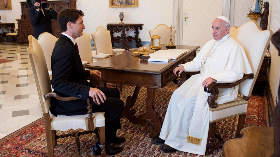 Le premier ministre Justin Trudeau et le pape François sont assis face à face dans le bureau du pape au Vatican.