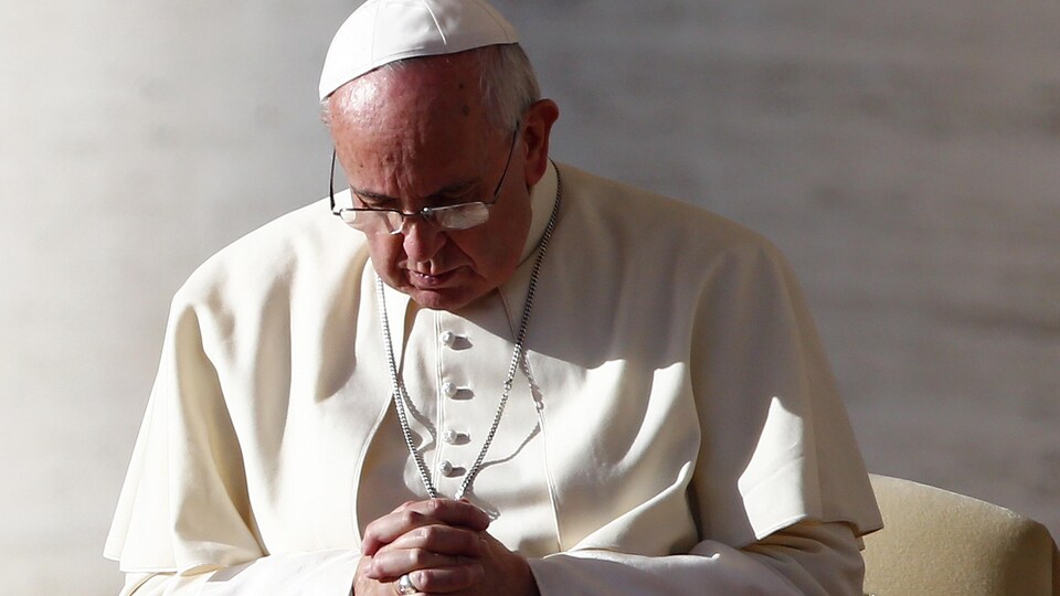 Le pape François en train de prier