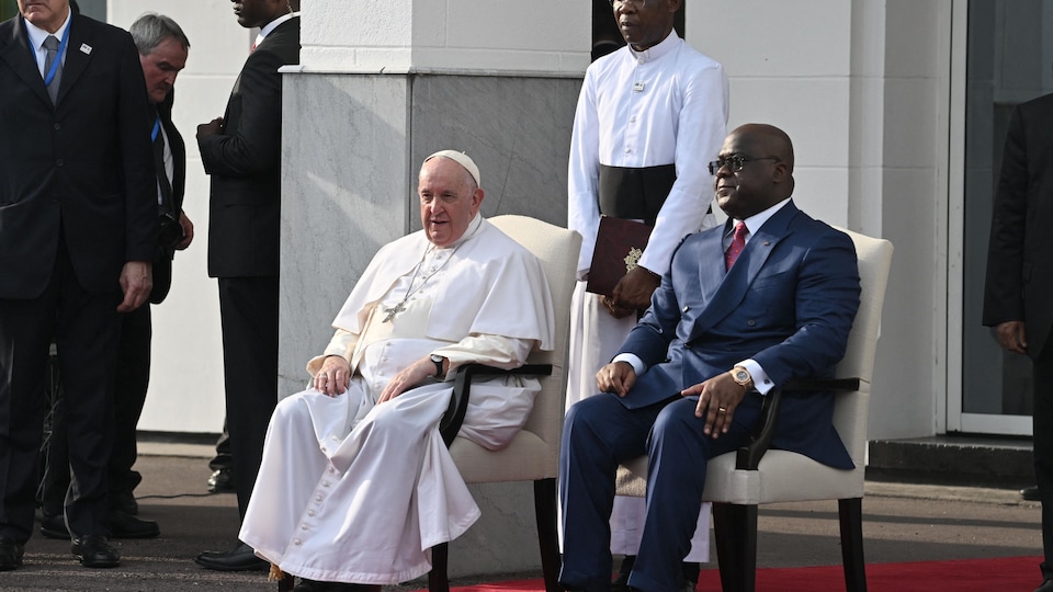 Le pape François est assis aux côtés du président Félix Tshisekedi devant le palais présidentiel.
