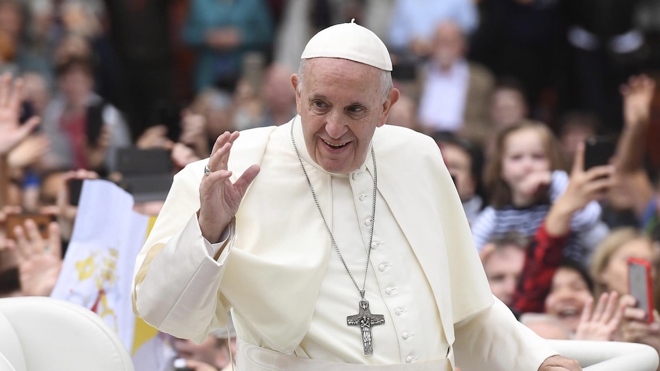 Le pape François salue la foule à Dublin, en Irlande, le 26 août 2018.