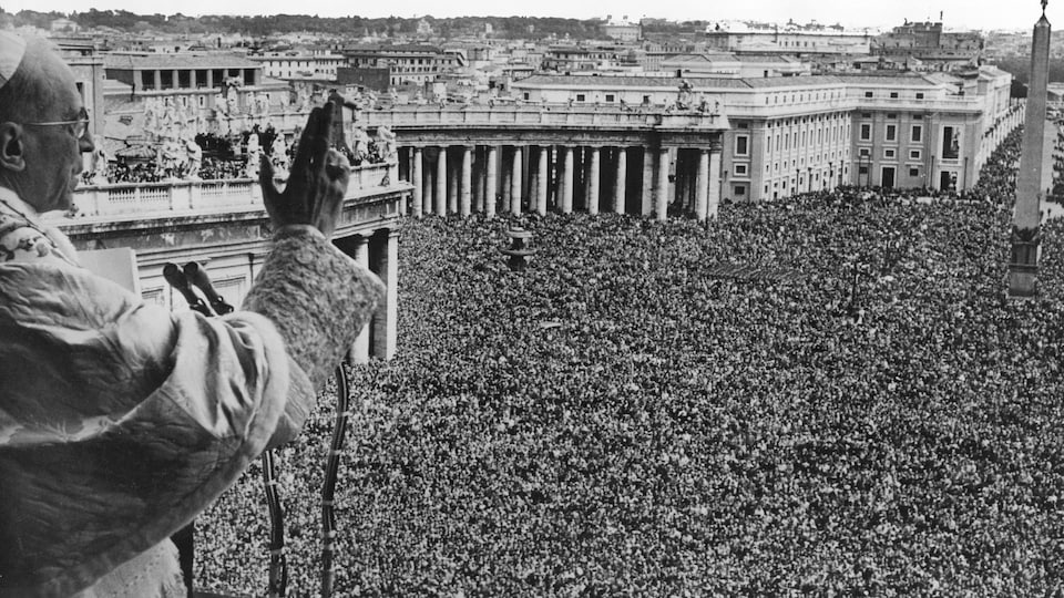 Le pape devant une foule de plusieurs dizaine de milliers de personnes.
