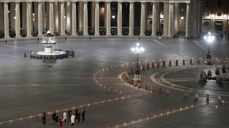 La place Saint-Pierre au Vatican, déserte, avec seulement un petit groupe de douze personnes.