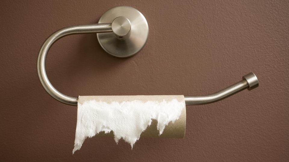 La fin d'un rouleau de papier de toilette.