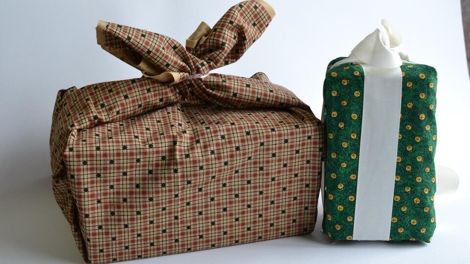 Cadeaux emballés dans du tissu marron et vert.