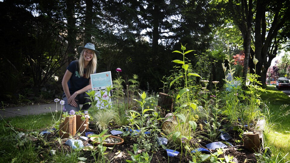 Une femme devant son jardin.