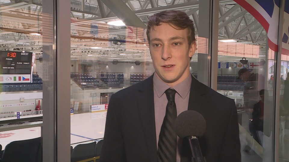 Le joueur de centre de l’équipe canadienne de parahockey, Anton Jacobs-Webb, s’est dit heureux de retrouver les spectateurs dans ce tournoi majeur.
