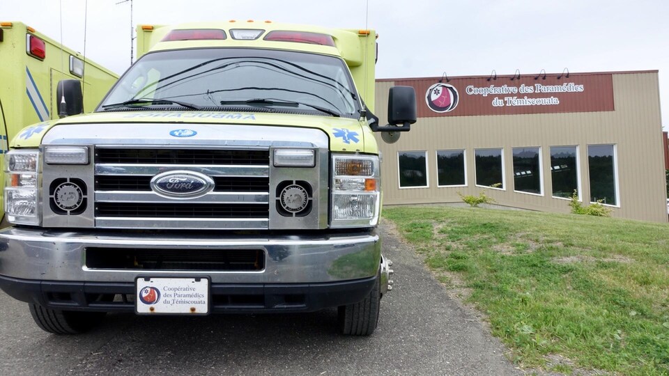 Une ambulance de la CPT stationnée devant la caserne.