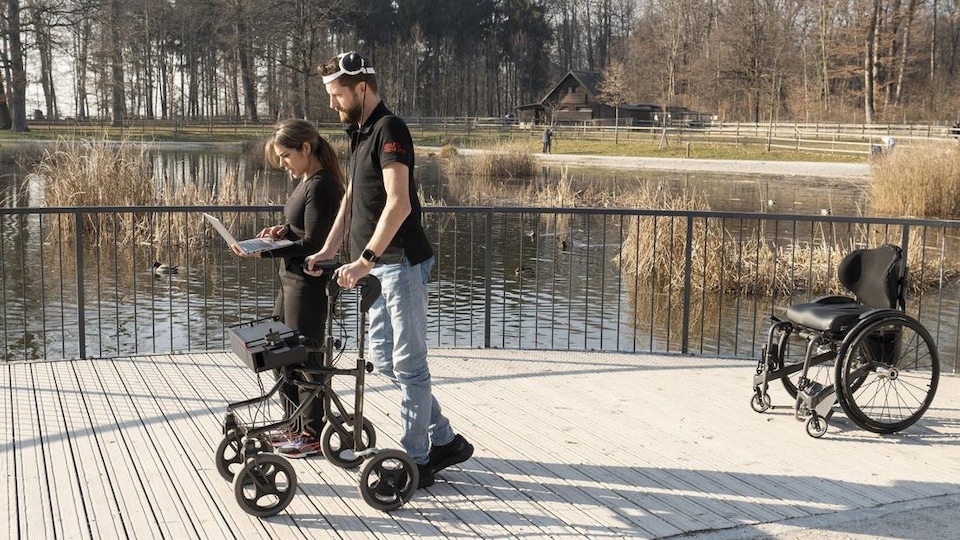 Gert-Jan et Andrea Galvez, marchant au lac de Sauvabelin, à Lausanne. 