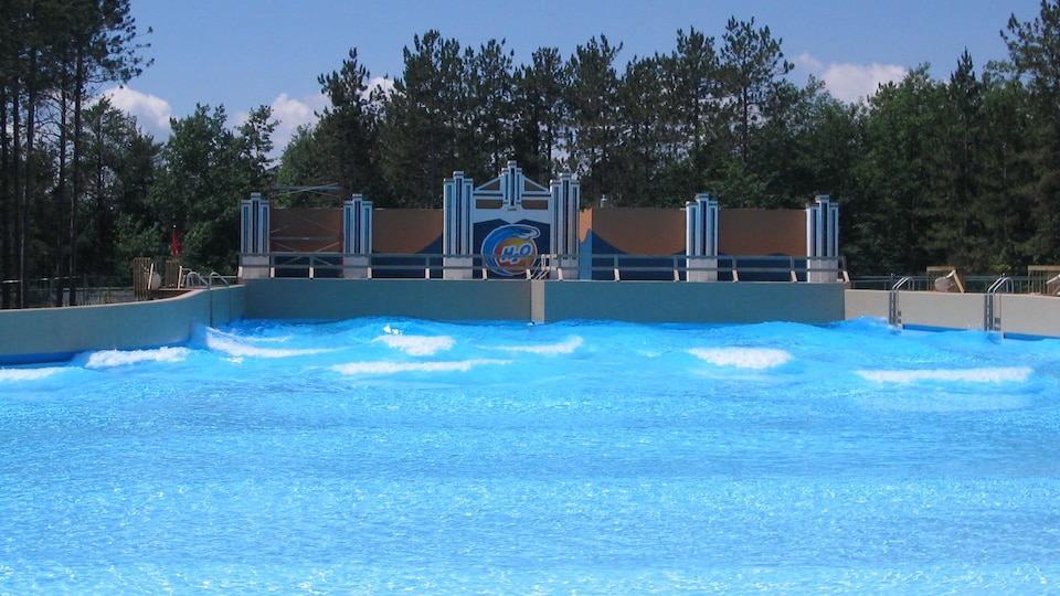 La piscine à vague vide de gens.