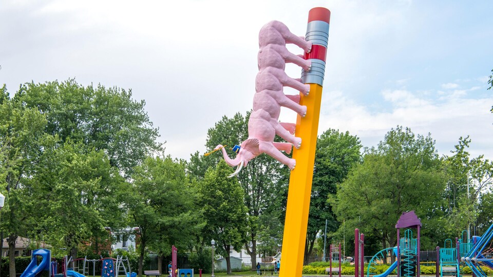 Une chenille marche sur un crayon qui rentre dans le sol.