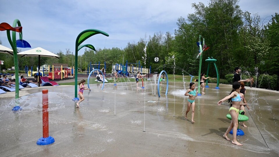 Des enfants au parc d'eau à Dieppe au Nouveau-Brunswick.