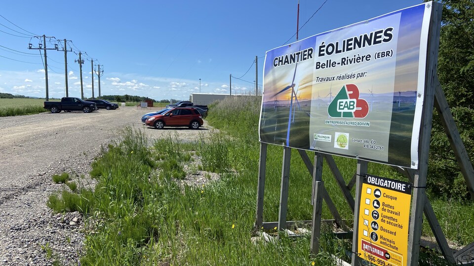 Une affiche à l'entrée du chantier d'éoliennes.