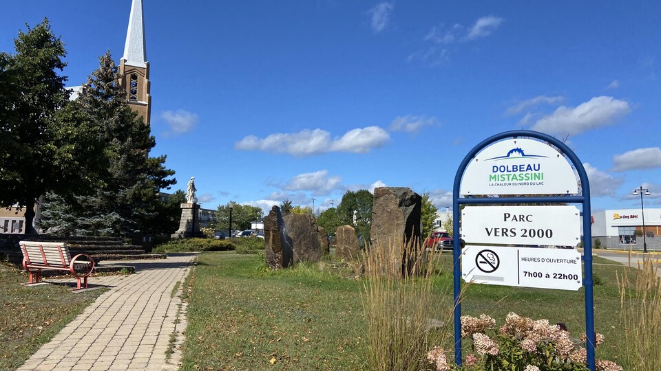 Un parc est situé près de l'église à Dolbeau-Mistassini.