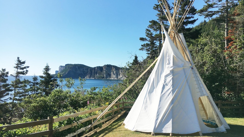 Les membres de la communauté micmaque de Gespeg ont dressé des tipis pour accueillir les visiteurs.