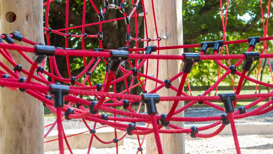 Gros plan sur une structure de jeux dans un parc.