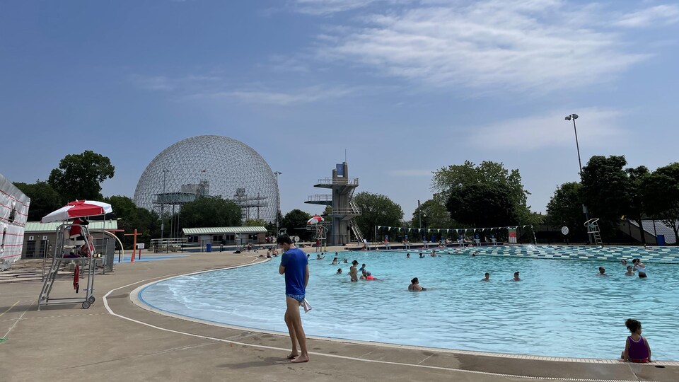 Des baigneurs dans une piscine.