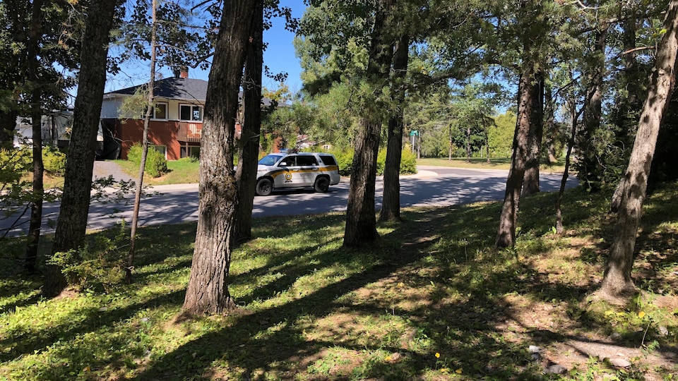 Une voiture de police stationnée devant le parc Lepage à Rimouski.