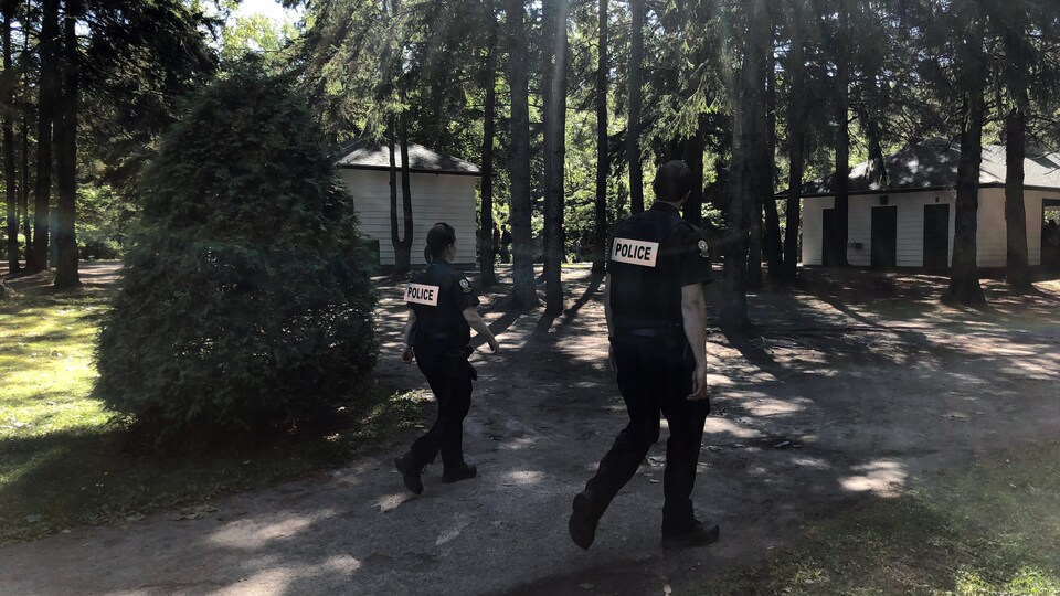 Deux policiers patrouillent le parc Lepage de Rimouski.