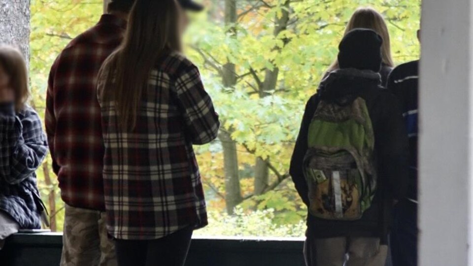 Des adolescents rassemblés au parc Lepage.