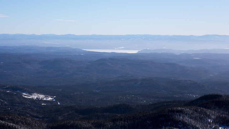 Vue spectaculaire d'un des sommets du massif des Monts-Valin.