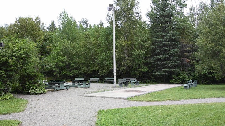 Un terrain de pétanque dans un parc avec des tables de pique0