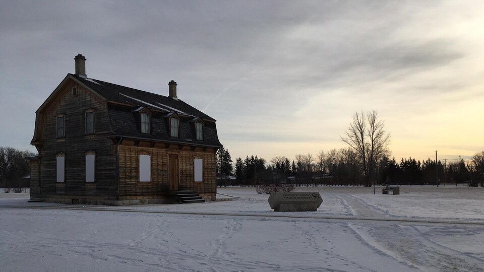 Une maison historique vue de l'extérieur, en hiver.