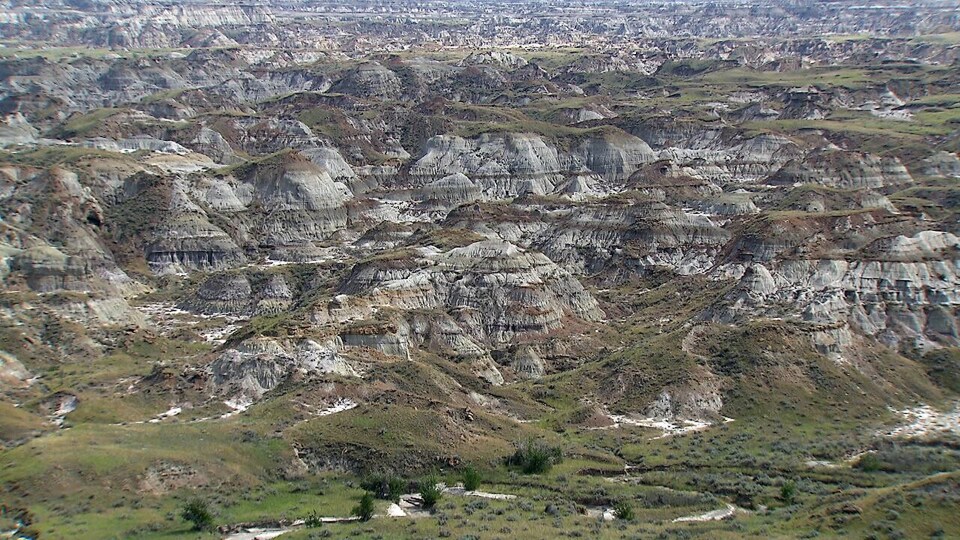 Des formations rocheuses du parc provincial des dinosaures, vues des airs.