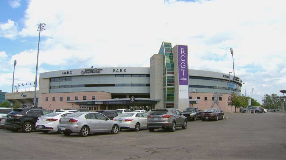 Un stationnement devant un stade de baseball. 