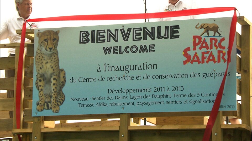 Une affiche montrant un guépard et souhaitant la bienvenue aux visiteurs du Parc Safari à Hemmingford, au Québec.