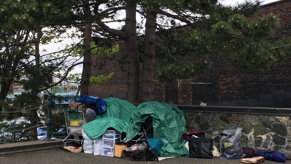 Des effets personnels sous des bâches près d'un parc de Victoria.