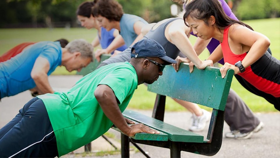 Des gens qui s'entraînent sur un banc