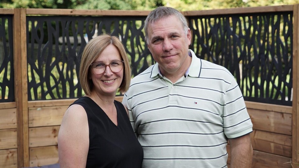 Les parents prennent la pose pour la photo.