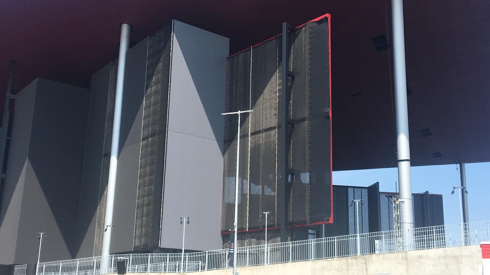 Des installations le long d'un amphithéâtre extérieur.