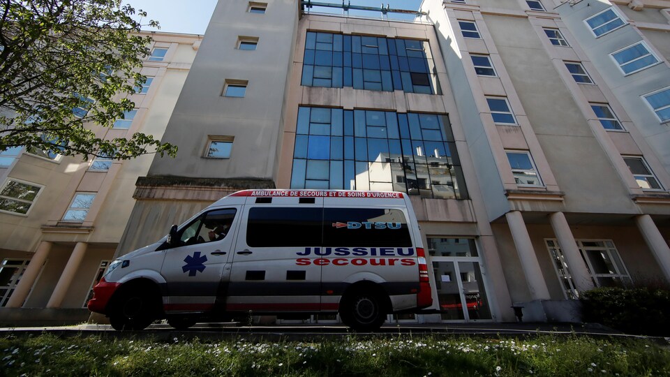 Une ambulance devant une résidence pour aînés.