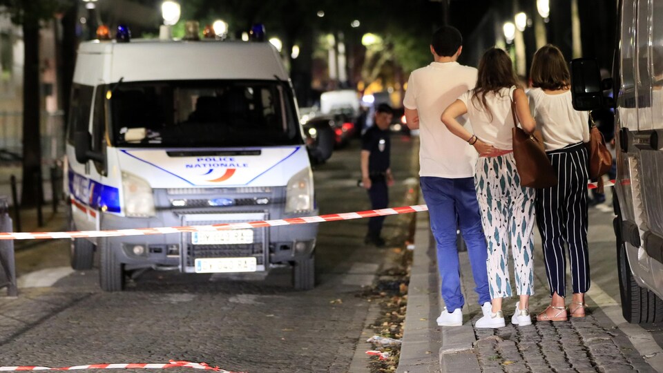 La police sécurise la zone après que sept personnes ont été blessées dans un attentat au couteau dans le XIXe arrondissement de Paris.