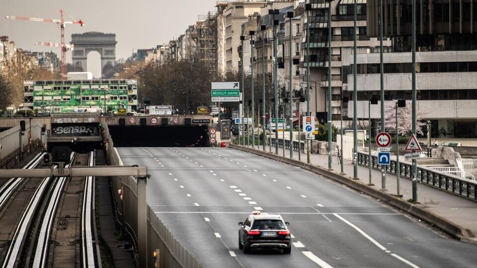 Le taxi est seul sur la route.