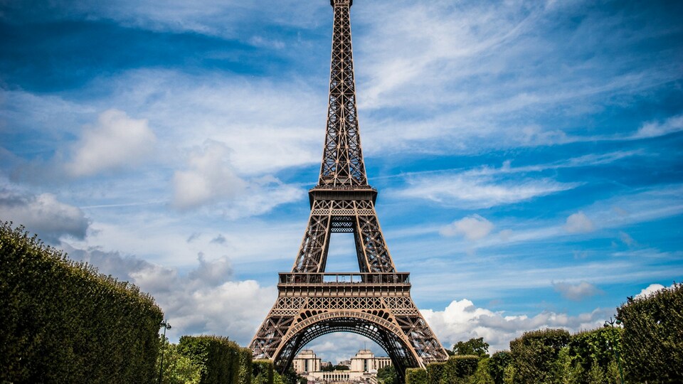 Tour Eiffel, ciel bleu et nuages.
