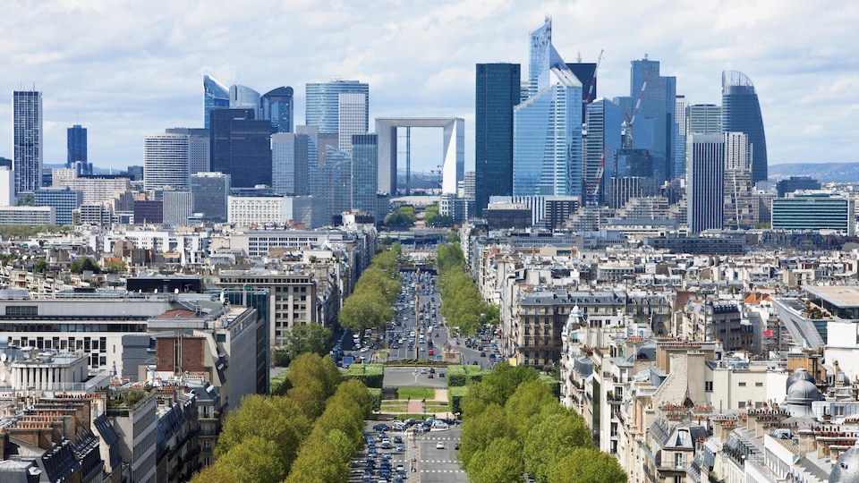 Vue du secteur financier de Paris dans lequel se trouve plusieurs gratte-ciel.
