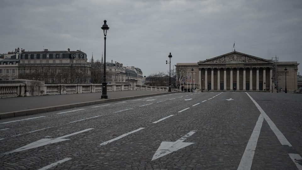 L'Assemblée nationale à Paris et une route déserte.