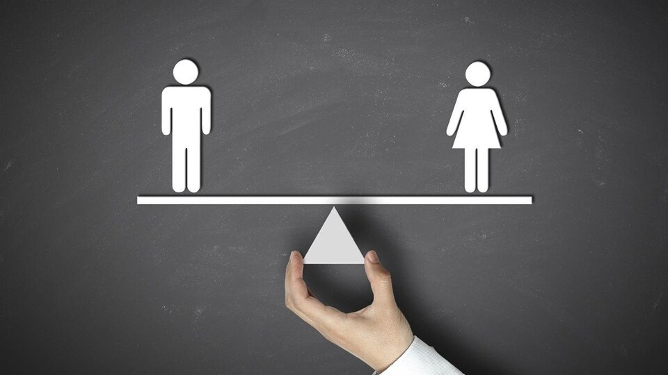 Une balance avec un symbole d'homme à gauche et un symbole de femme à droite.