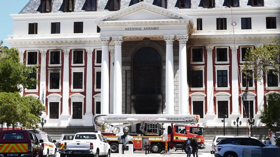 Un camion de pompiers devant le parlement sud-africain.