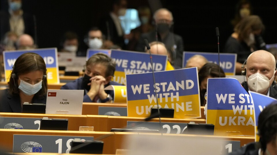 « Nous soutenons l'Ukraine », lit-on sur des pancartes placées devant des bureaux de députés. 