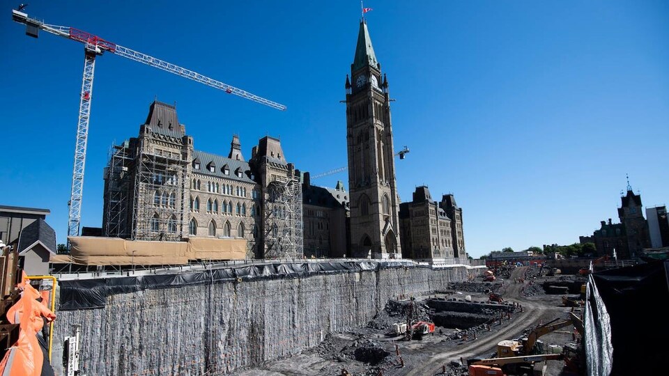 Le devant du parlement est excavé.