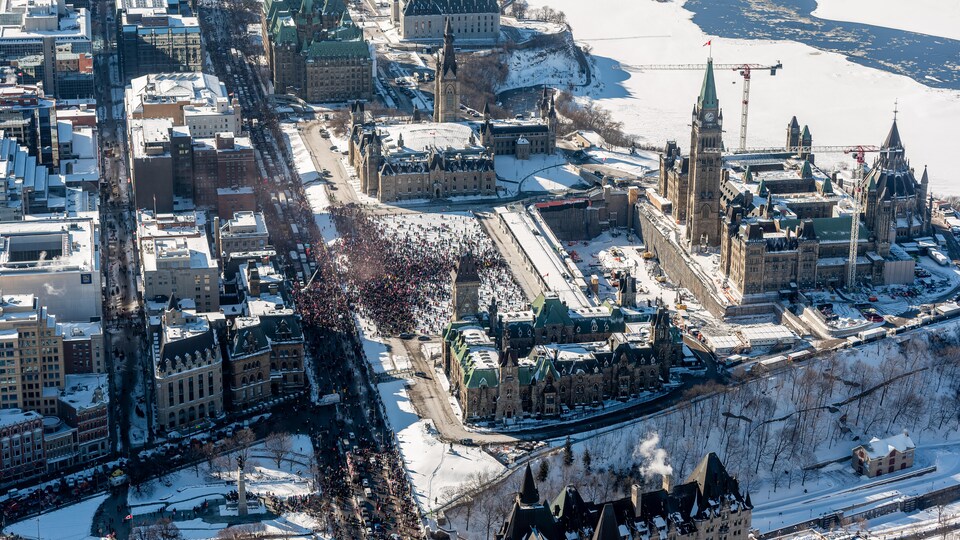 Vue aérienne du parlement fédéral et des manifestants.