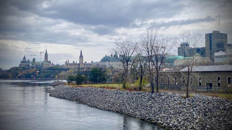 La rivière des Outaouais s'ouvre sur le parlement d'Ottawa.